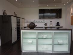 Küche in schwarz und weiß renoviert