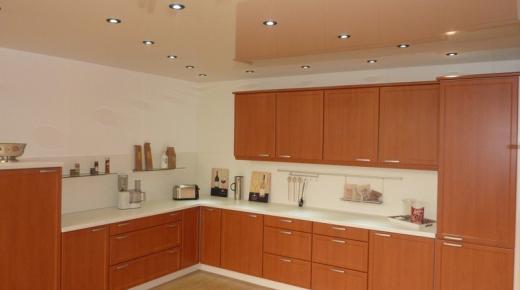 Deckenrenovierung mit Beleuchtung in Küche mit weißer Arbeitsplatte