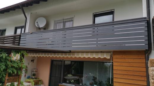 Neue Balkonverkleidung in grau 