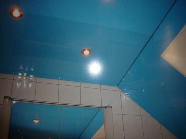Deckenrenovierung in Badezimmer mit blauer Decke und Beleuchtung 