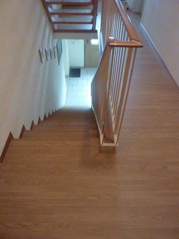 Treppe mit weißem Geländer renoviert