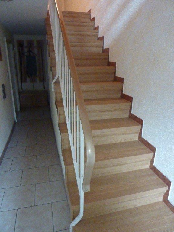 Treppe mit weißem Geländer 