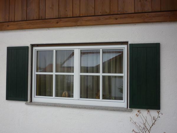Sprossenfenster renoviert in weiß mit grünen Klappläden 