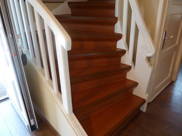 Treppe in dunklem Braun und weißen Geländer renoviert 