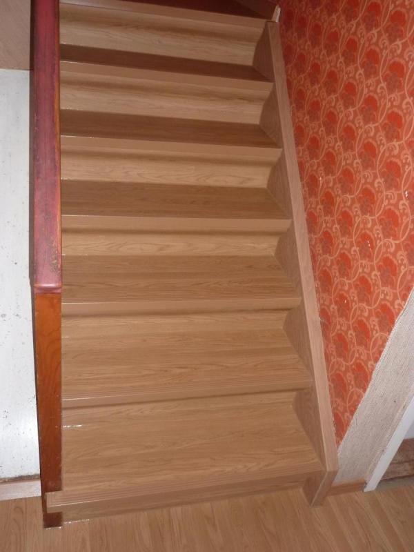 Holztreppe mit Holzgeländer renoviert 