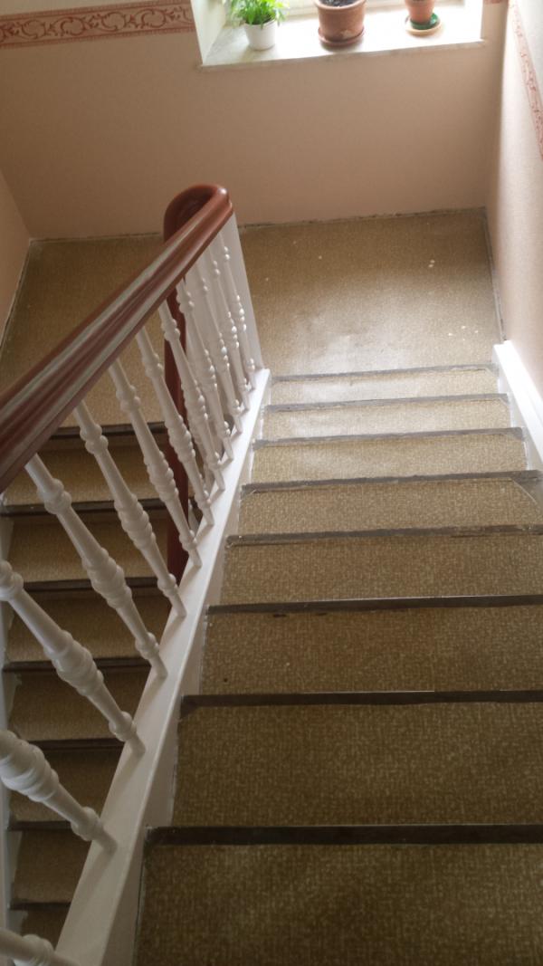 Treppe mit weiß lackiertem Geländer vorher