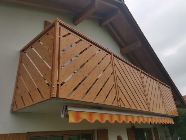 Neue Holz-Balkonverkleidung bei Einfamilienhaus