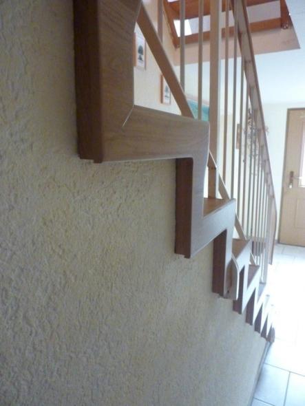 Treppe mit weißem Geländer Seitenansicht 