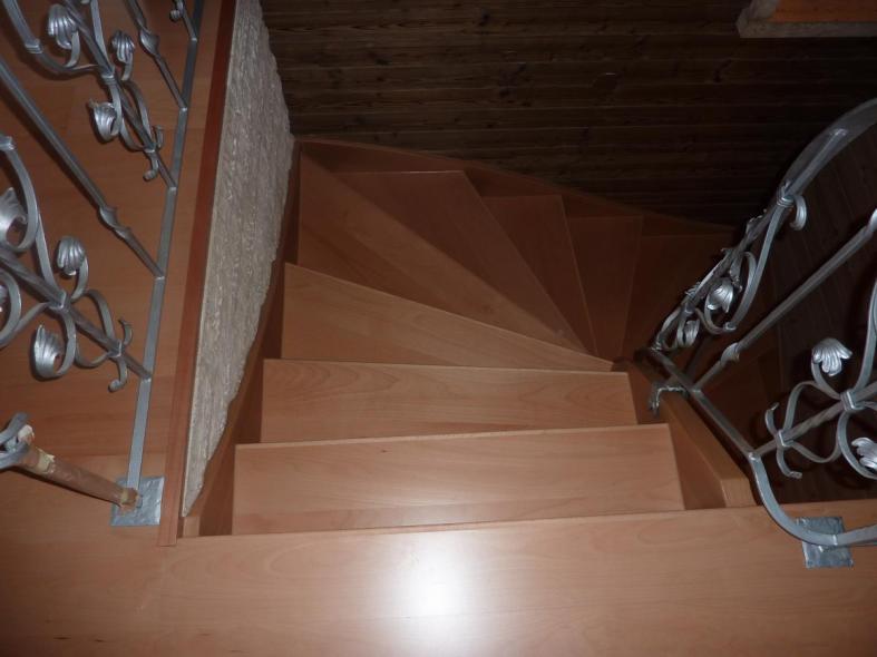 Holztreppe mit silbern lackiertem Geländer 