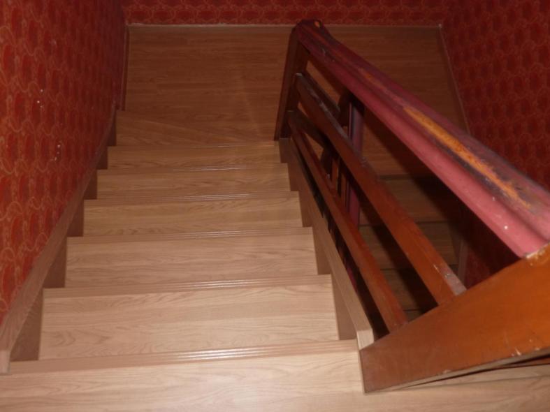 Holztreppe mit Leisten und Holz-Geländer renoviert