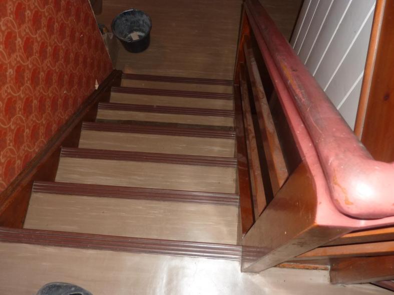Treppe mit Leisten und Holzgeländer vorher