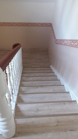 Holztreppe mit weißem Geländer renoviert