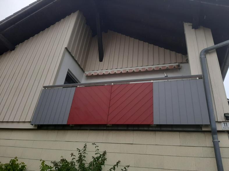 Neue Balkonverkleidung in rot und grau 